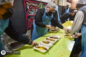 توزیع غذای متبرک حضرت در حرم مطهر رضوی