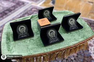 اهدای نشان خادمیاران خواهر رواق کودک