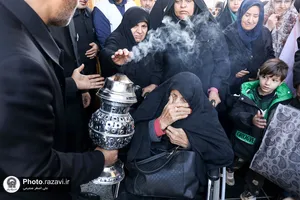 تشرف جمعی از مادران و همسران شهدا به حرم مطهر رضوی