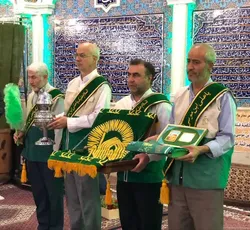 اهدای پرچم متبرک رضوی به جلسات سنتی قرآن در استان‌ البرز و هرمزگان