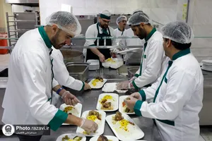 تشرف و خدمت چهره های فوتبالی در حرم مطهر رضوی