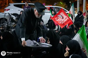 بسته بندی و توزیع تبرکات توسط خادمان رضوی در تجمعات مردمی