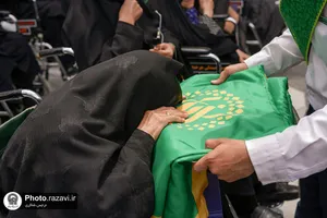 تشرف زائران سالمند به حرم مطهر رضوی