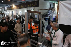 زائران حرم امامین عسکریین مهمان سفره امام رضا علیه&zwnj;السلام