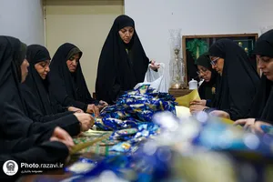 بسته بندی و توزیع تبرکات توسط خادمان رضوی در تجمعات مردمی
