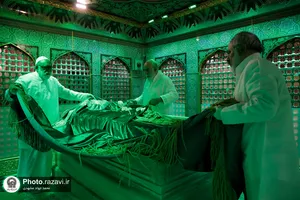 غبارروبی ضریح مطهر حضرت رضا(علیه&zwnj;السلام)