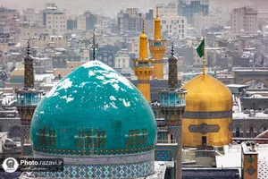خدمت&zwnj;رسانی به زائران حرم مطهر رضوی در بارش برف