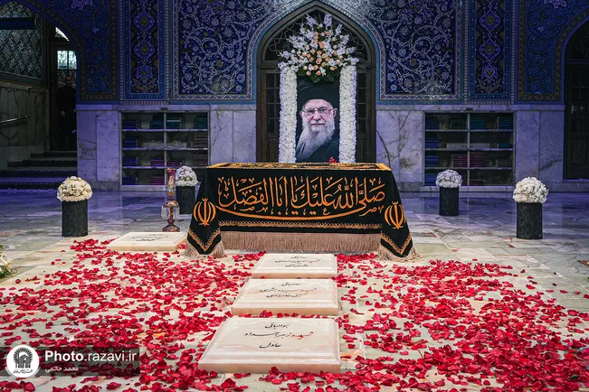 حرم امام رضا(ع) میں شہید رہبر انقلاب اسلامی کی مزار