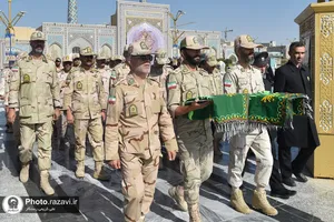 اهدا پرچم متبرک حرم امام حسین(علیه&zwnj;السلام) به حرم مطهر رضوی