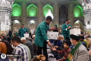 توزیع 8هزار گل متبرک حرم مطهر رضوی