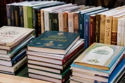 وقف بیش از ۱۵۰ جلد کتاب معارف اهل‌بیت برای کانون‌های خدمت در همدان