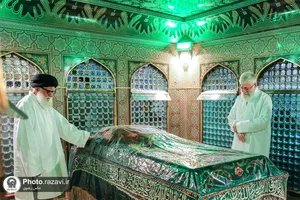 تصاویری از رهبر شهید انقلاب در مراسم غبارروبی حرم مطهر رضوی