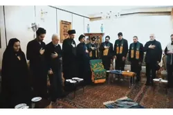 وقتی پرچم حرم رضوی به خانه شهدا رسید | تجدید بیعت خادمان امام رضا (ع) با خانواده‌های شهدا در اردبیل