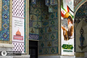نصب کتیبه های شهادت سید حسن نصرالله در حرم مطهر رضوی