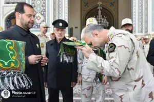 اهدا پرچم متبرک حرم امام حسین(علیه&zwnj;السلام) به حرم مطهر رضوی