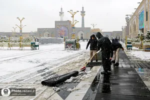 خدمت&zwnj;رسانی به زائران حرم مطهر رضوی در بارش برف