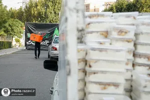 توزیع ۲۰ هزار پرس غذای متبرک به یاد رهبر شهید انقلاب-۱