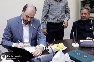 اهدای مدال طلای امیر یاری به موزه آستان قدس رضوی