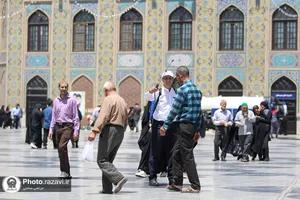 گلاب&zwnj;پاشی حرم مطهر رضوی با گلاب نذری کاشان