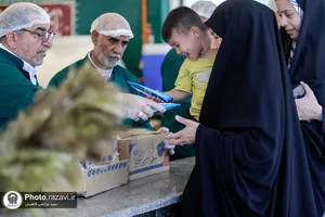 پذیرایی از زائران بارگاه منور رضوی توسط هیئت حضرت نرجس(س) عراق