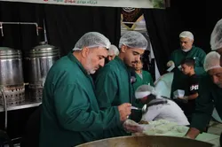 خادم‌یاران کرمان ۱۱ هزار نذری میان عزاداران در مشهد توزیع کردند