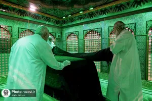 غبارروبی ضریح مطهر حضرت رضا(ع) در آستانه میلاد پیامبر اکرم(ص)