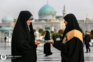 اهداء هدیه متبرک حرم به بانوان زائر