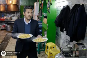 توزیع غذا میان کارتن&zwnj;خواب&zwnj;ها و نیازمندان اطراف حرم مطهر رضوی