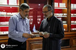 اهدا مجموعه تمبر و سکه به موزه آستان قدس رضوی