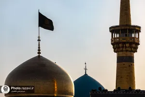 تعویض پرچم گنبد منور رضوی به مناسبت وفات حضرت معصومه(سلام الله علیها)
