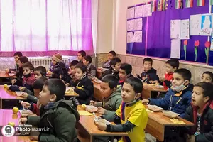 توزیع غذای گرم در مدارس توسط خدام حرم مطهر رضوی