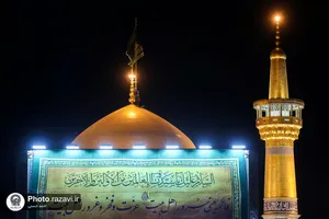 تعویض پرچم گنبد مطهر رضوی به مناسبت شهادت شهدای حادثه تروریستی کرمان