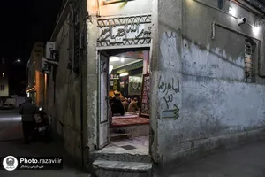 توزیع غذا میان نیازمندان اطراف حرم مطهر رضوی
