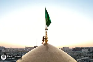 تعویض پرچم گنبد مطهر امام رضا(علیه&zwnj;السلام) به مناسبت آغاز ماه ربیع&zwnj;الاول
