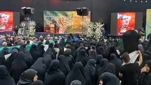 حماسه پرشور همدانی&zwnj;ها در بدرقه پیکر سپهبد شهید &laquo;شادمانی&raquo; + تصاویر