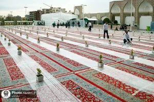 توزیع افطاری در باب&zwnj;الکاظم حرم مطهر رضوی
