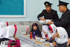 توزیع صبحانه متبرک رضوی در دبستان دخترانه امامت