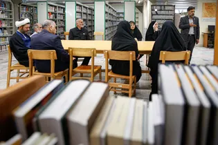 بازدید خادمیاران کلینیک مشاوره آستان قدس از کتابخانه و موزه‌های حرم مطهر رضوی