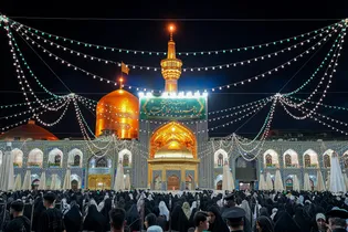 حال و هوای حرم مطهر رضوی در شب ولادت نبی اکرم صلی‌الله‌علیه‌وآله و امام صادق علیه‌السلام