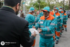 توزیع غذای متبرک حضرت بین پاکبانان شهرداری منطقه ثامن