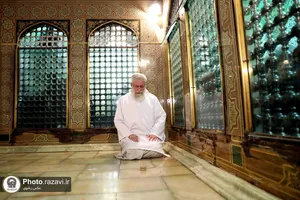 تصاویری از رهبر شهید انقلاب در مراسم غبارروبی حرم مطهر رضوی