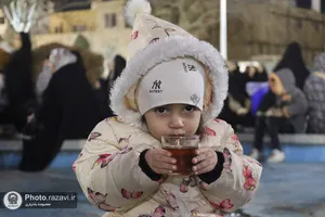 بسته بندی و توزیع افطار سبک در چایخانه حضرت رضا علیه&zwnj;السلام