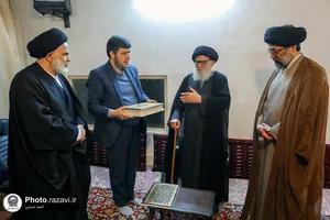 اهداء مصحف مشهد رضوی به آیت الله مرتضوی