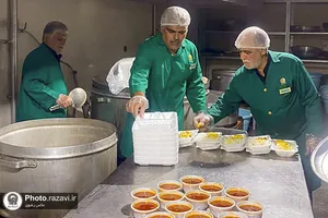 طبخ غذا توسط کفشداران حرم مطهر رضوی در ماه محرم