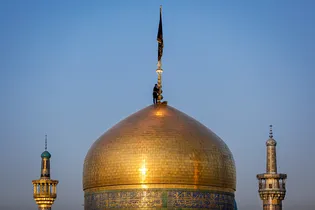 تعویض پرچم و نصب کتیبه‌های شهادت امام حسن عسکری علیه‌السلام در حرم مطهر رضوی