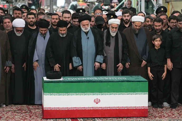 اقامه نماز بر پیکر مطهر رهبر شهید انقلاب در حرم مطهر رضوی-۱