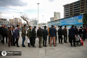 توزیع نذری در روز شهادت امام کاظم علیه&zwnj;السلام