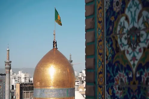 حرم امام رضا(ع) کے سنہری گنبد کے پرچم کی تبدیلی کے مراسم