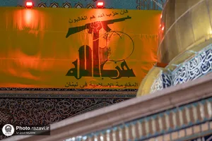 نصب کتیبه های شهادت سید حسن نصرالله در حرم مطهر رضوی