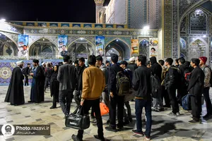 ورود معتکفین پسر نوجوان به حرم مطهر رضوی
